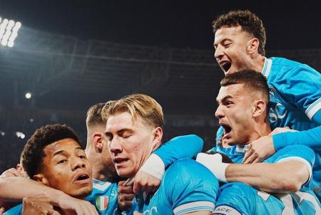Jogadores do Napoli comemoram gol contra Juventus
