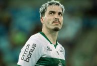 Coritiba renova contrato de Josué e garante permanência do camisa 10 para 2026