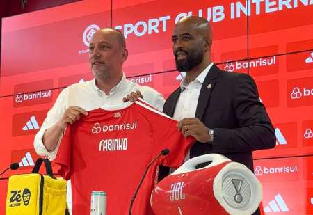 Presidente do Inter, Alessandro Barcellos, apresenta Fabinho Soldado
