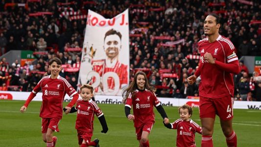 Filhos de Diogo Jota entram em campo ao lado de Van Dijk, do Liverpool