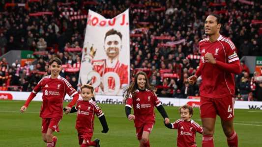 Filhos de Diogo Jota entram em campo ao lado de Van Dijk, do Liverpool