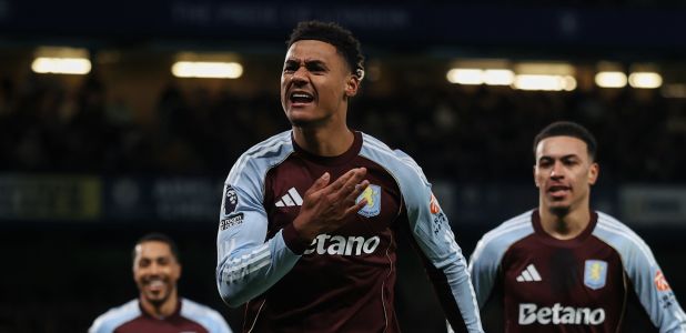 Ollie Watkins comemora gol no Stamford Bridge