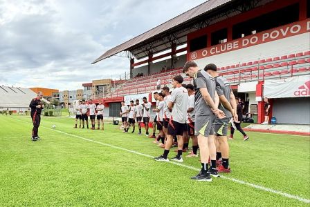 Mescla de jogadores do profissional com a base se apresentam para a próxima temporada do Inter