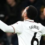 Brasileiro se redime de erro, Arsenal vira sobre Bournemouth e dispara na Premier League