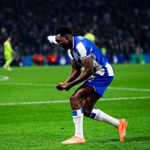 Samu Aghehowa comemora gol pelo Porto