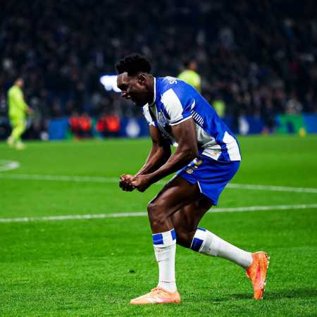 Samu Aghehowa comemora gol pelo Porto