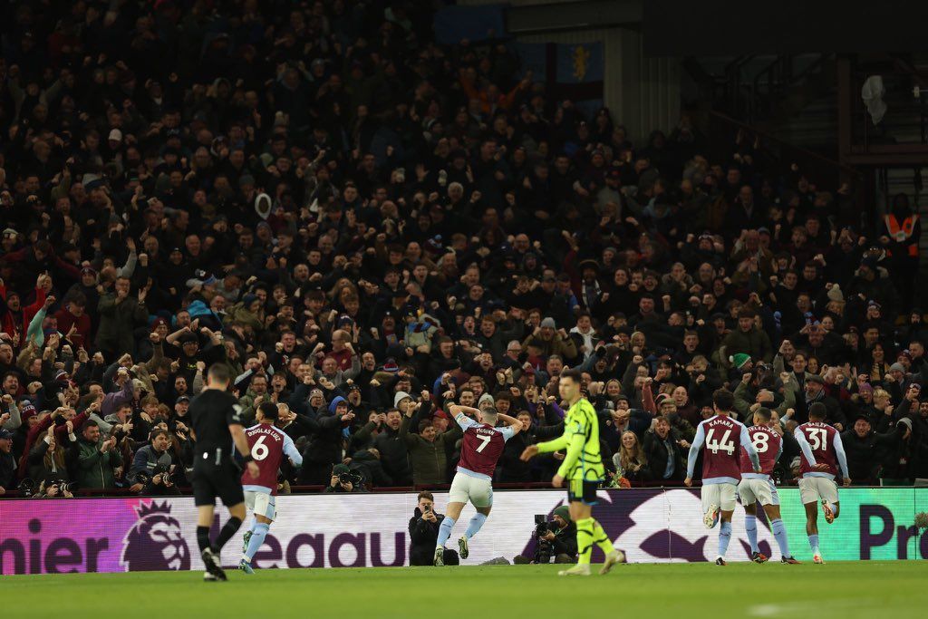 Em confronto direto, Aston Villa vence o Arsenal e 'cola' na liderança da Premier League