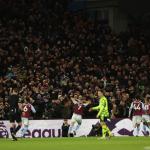 Em confronto direto, Aston Villa vence o Arsenal e 'cola' na liderança da Premier League