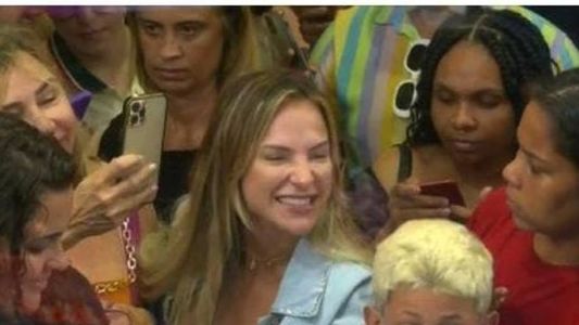 Cantora mineira entrou no meio da multidão para dar um 'oi' para os participantes da Casa de Vidro