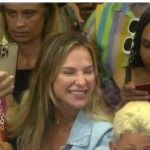 BBB 23: Gabi Martins entra no meio da multidão em visita à Casa de Vidro 