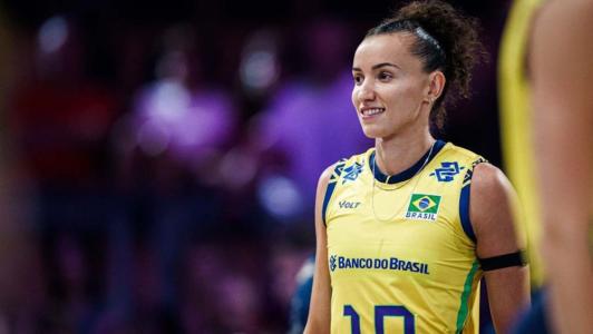 Gabi, ponteira da Seleção Brasileira Feminina, em jogo contra o Japão pela Liga das Nações Feminina