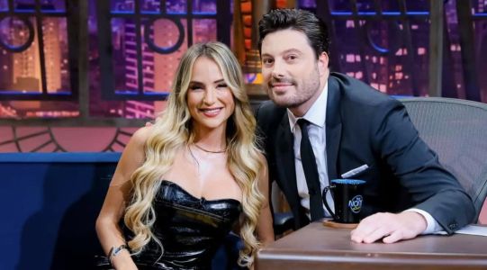 Gabi Martins durante participação no 'The Noite' com Danilo Gentili