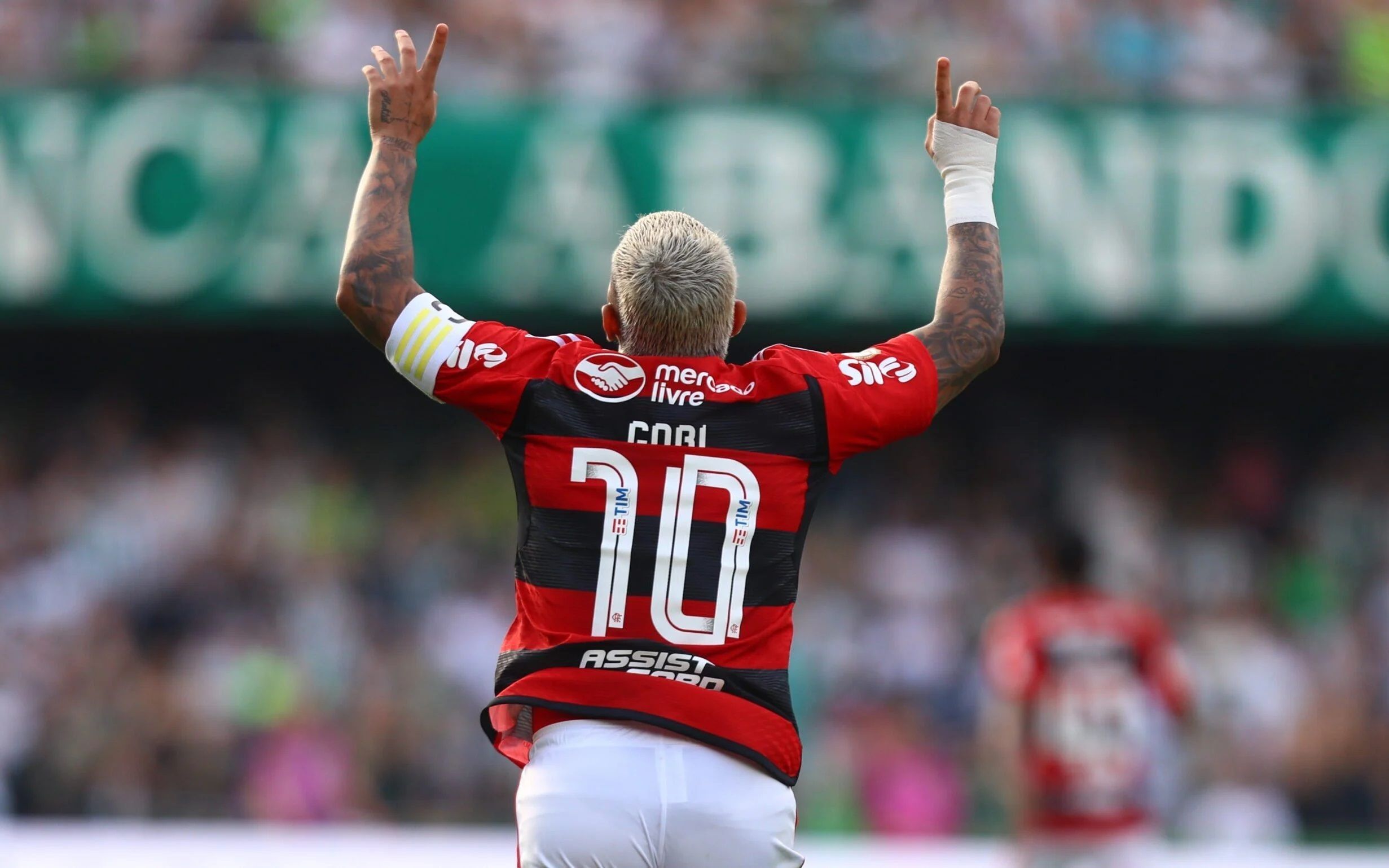 Flamengo informa punição a Gabigol após foto com camisa do Corinthians