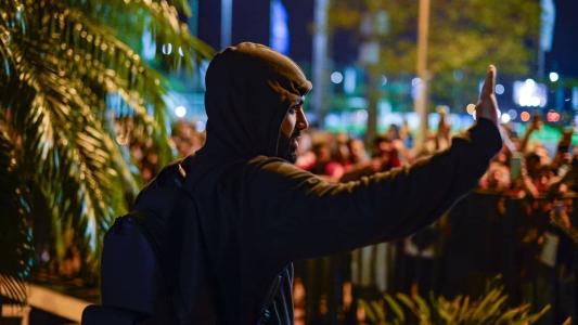 Gabigol acena para a torcida do Flamengo na chegada ao Paraguai