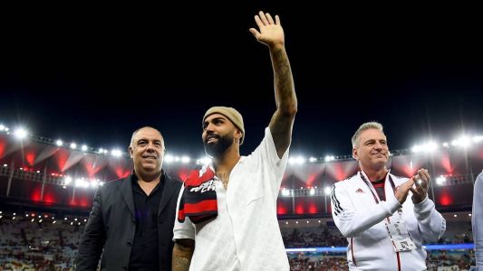 Gabigol acenando para a torcida do Flamengo no Maracanã