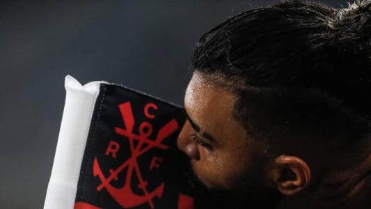 Gabigol beijando a bandeira do Flamengo, no Maracanã