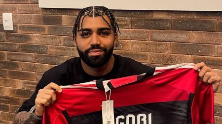 Gabigol com uma das camisas autografadas do Flamengo