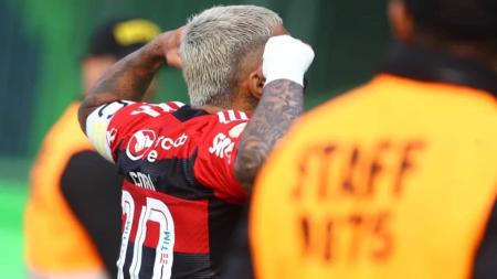Gabigol comemora gol marcado ainda no primeiro tempo do jogo contra o Coritiba