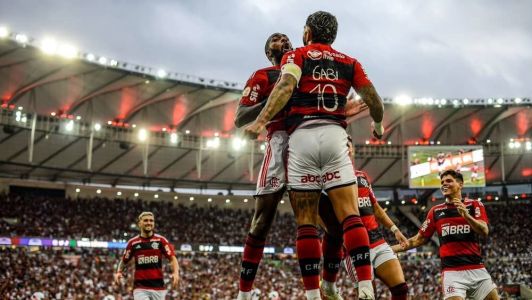 Gabigol comemorando o gol com Gerson, no Maracanã, contra o Vasco