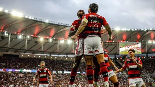 Gabigol comemorando o gol com Gerson, no Maracanã, contra o Vasco