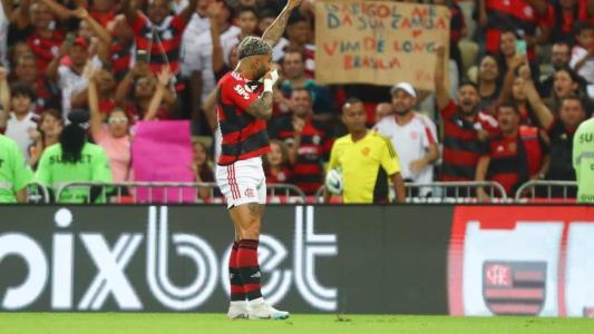 Gabigol comemorando seu gol contra o Fortaleza, neste sábado, no Maracanã