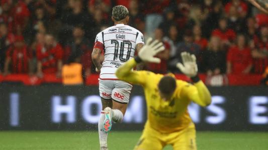 Gabigol comemorando o seu gol diante do Athletico, na Arena da Baixada
