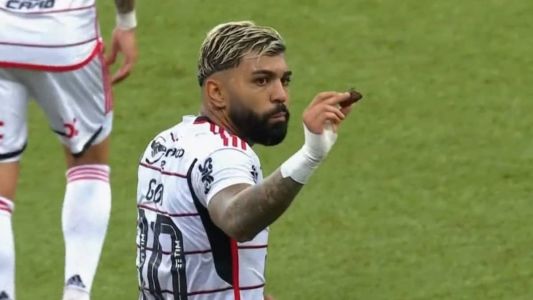 Gabigol comeu alimento que aparentava ser um biscoito