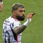 Gabigol, do Flamengo, come biscoito atirado pela torcida do Athletico-PR