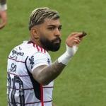 Gabigol, do Flamengo, come biscoito atirado pela torcida do Athletico-PR