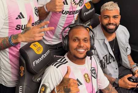 Atacante do Cruzeiro, Gabigol deu palpite de Santos x Palmeiras durante transmissão da Kings League Brazil do Podpah