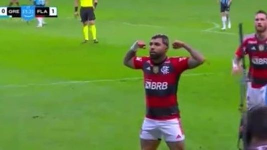 Gabigol, do Flamengo, comemora gol marcado contra o Grêmio, em Porto Alegre