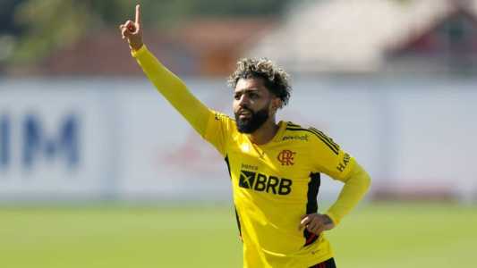 Gabigol durante atividade do Flamengo no Ninho do Urubu