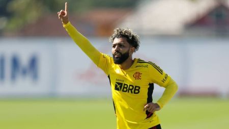 Gabigol durante atividade do Flamengo no Ninho do Urubu