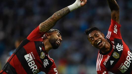 Gabigol e Bruno Henrique comemorando o primeiro gol do Flamengo sobre o Grêmio