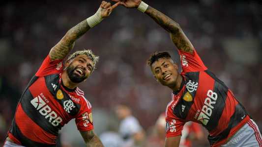 Gabigol e Bruno Henrique celebrando um de seus vários gols pelo Flamengo