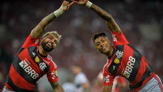 Gabigol e Bruno Henrique celebrando um de seus vários gols pelo Flamengo
