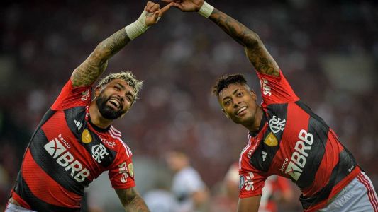 Gabigol e Bruno Henrique celebrando o gol do Flamengo diante do Olimpia