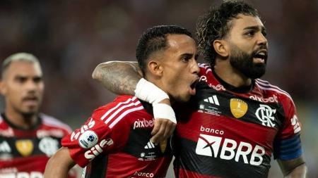 Gabigol e Mateus Gonçalves comemoram gol de Arrascaeta na Recopa