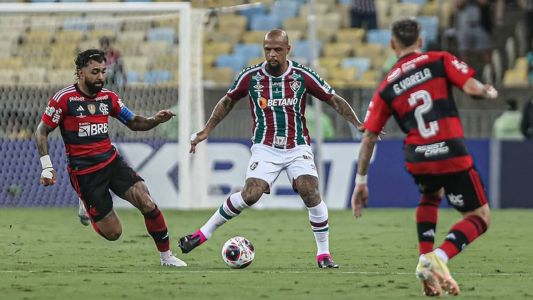 Gabigol e Varela, do Flamengo, na marcação de Felipe Melo, do Fluminense