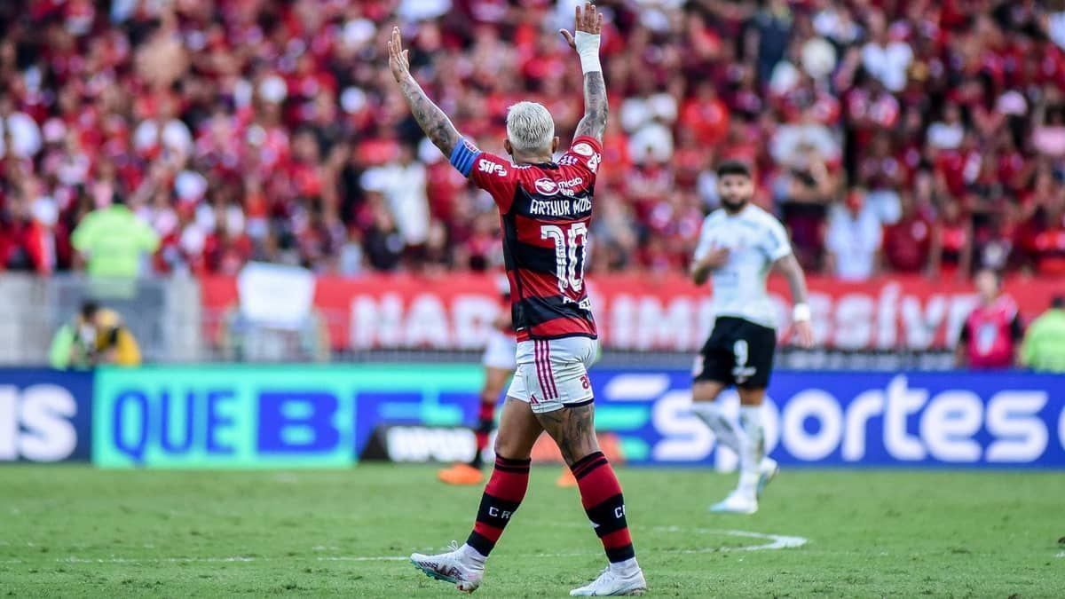 Flamengo marca nos acréscimos, vence e amplia crise do Corinthians