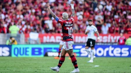 Gabigol em ação na partida entre Flamengo e Corinthians