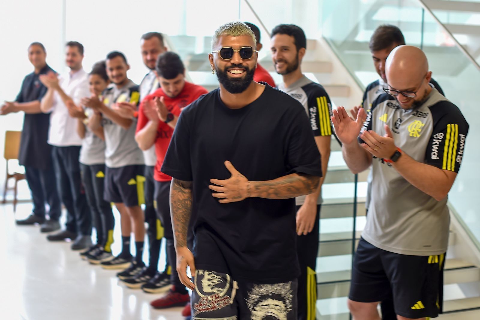 Gabigol volta ao Ninho e é recebido com aplausos pelo estafe do Flamengo