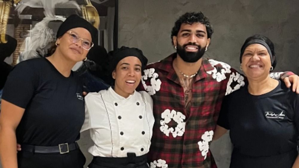 Perto do Cruzeiro, Gabigol curte Natal em família e 'treina' com o cachorro