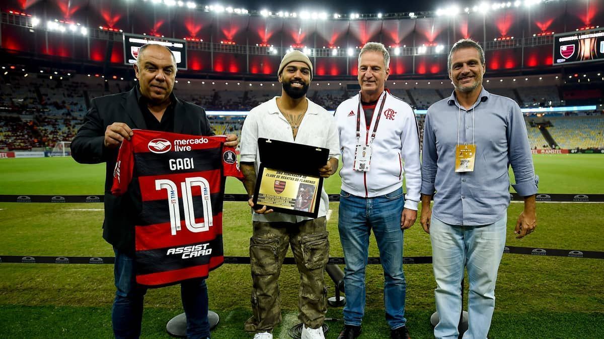 Gabigol recebe placa como o maior goleador brasileiro da Libertadores