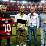 Gabigol recebe placa como o maior goleador brasileiro da Libertadores