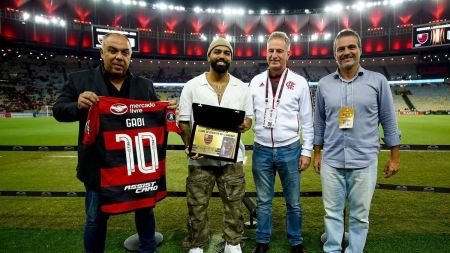 Gabigol recebe placa da mão da diretoria do Flamengo