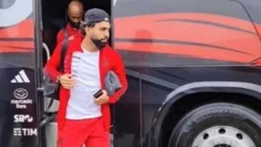 Gabigol viajou com o restante do elenco nesta segunda (3)