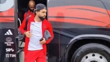Gabigol viajou com o restante do elenco nesta segunda (3)