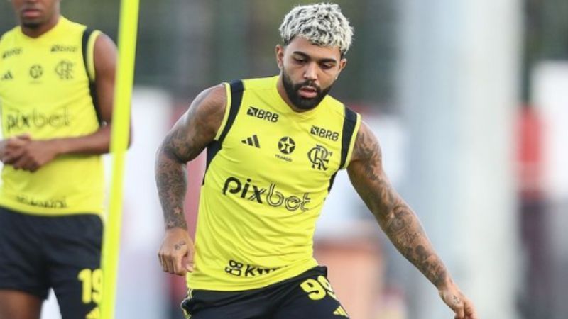 Gabigol no Cruzeiro? Pedrinho dá resposta direta sobre atacante do Flamengo