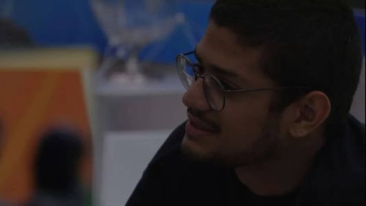 Gabriel contou para Marvvila, Sarah e Alface que relação não daria certo fora do programa